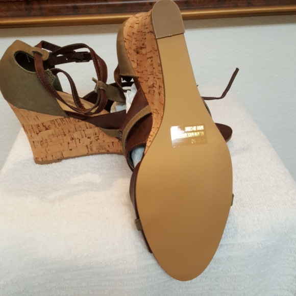 Shoe Dazzle Wedges - Picture 4 of 8